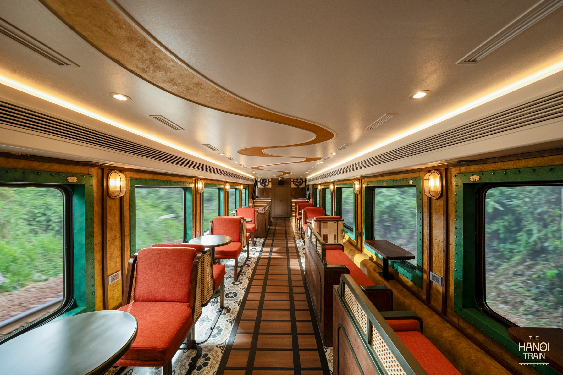 列車の車窓から広がる風景を満喫